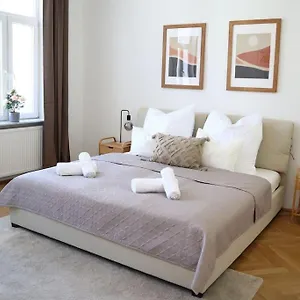 Bloom - Cozy Apartment, 5 Stops To Center Apartment